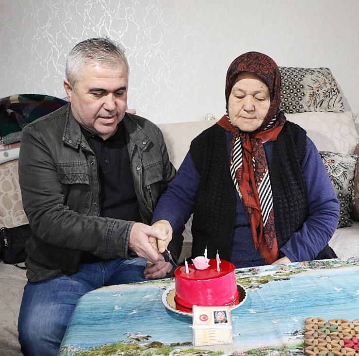 Kimliğinde Ay Ve Gün Yazmıyor