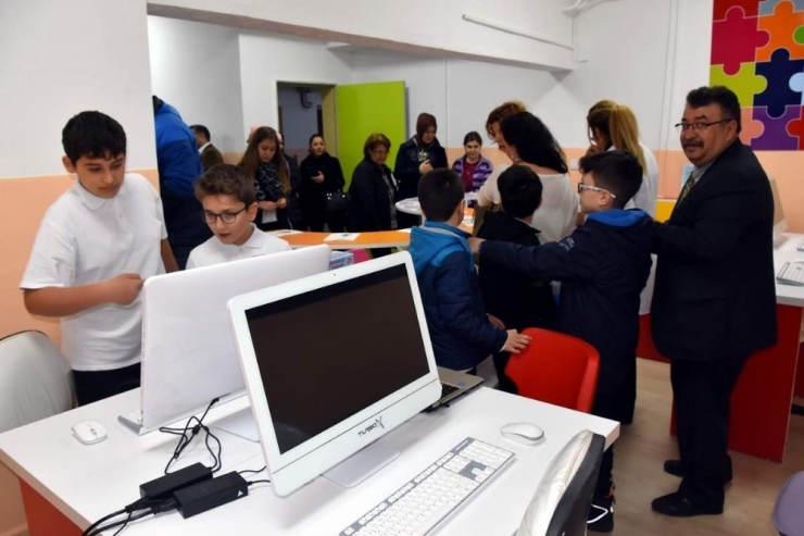 Aliağa’da “Z” Kütüphane Açıldı