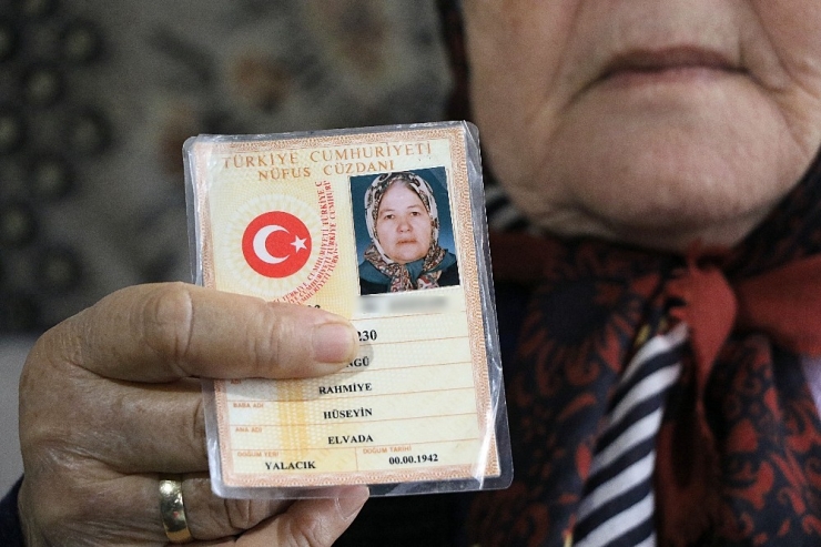 Kimliğinde Ay Ve Gün Yazmıyor