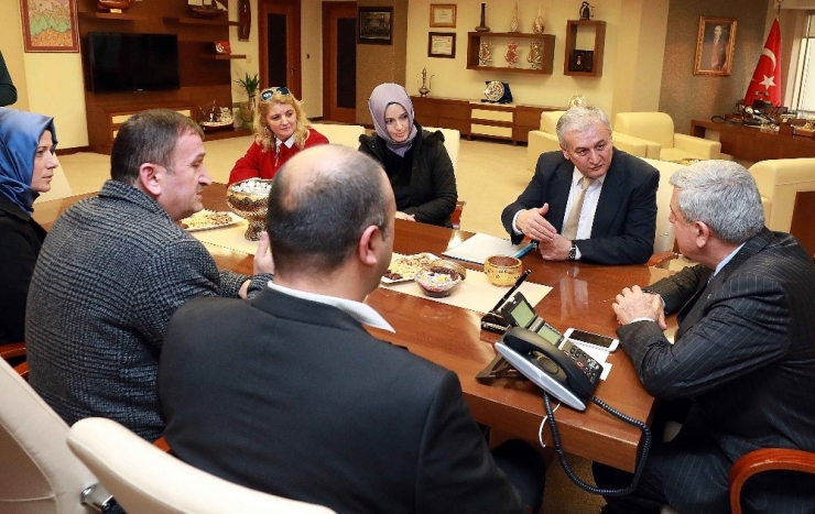 Başkan Karaosmanoğlu “Öğretmen Hayatı Anlatan Yol Gösterendir’’