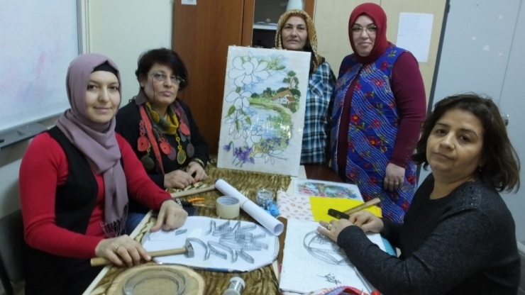 Tel Ve Çivilerle Resim Yapıyorlar