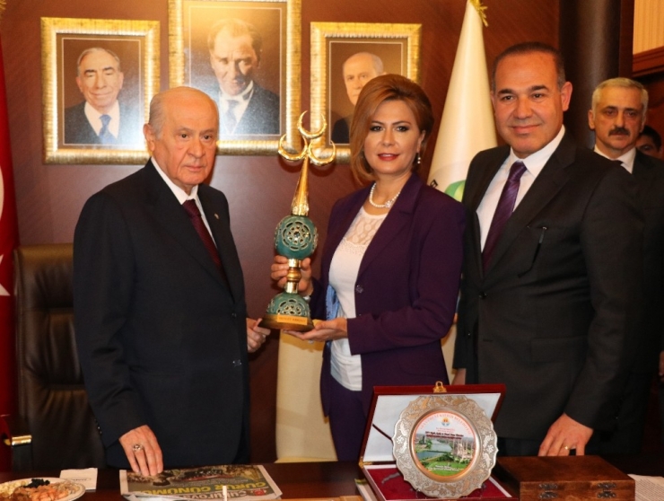 Bahçeli’ye Tepside Halka Tatlı