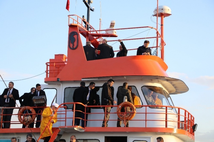 “En Fazla 25 Kişi Binebilir” Dedikleri Balıkçı Teknesine 50’nin Üzerinde Kişi Bindirdiler