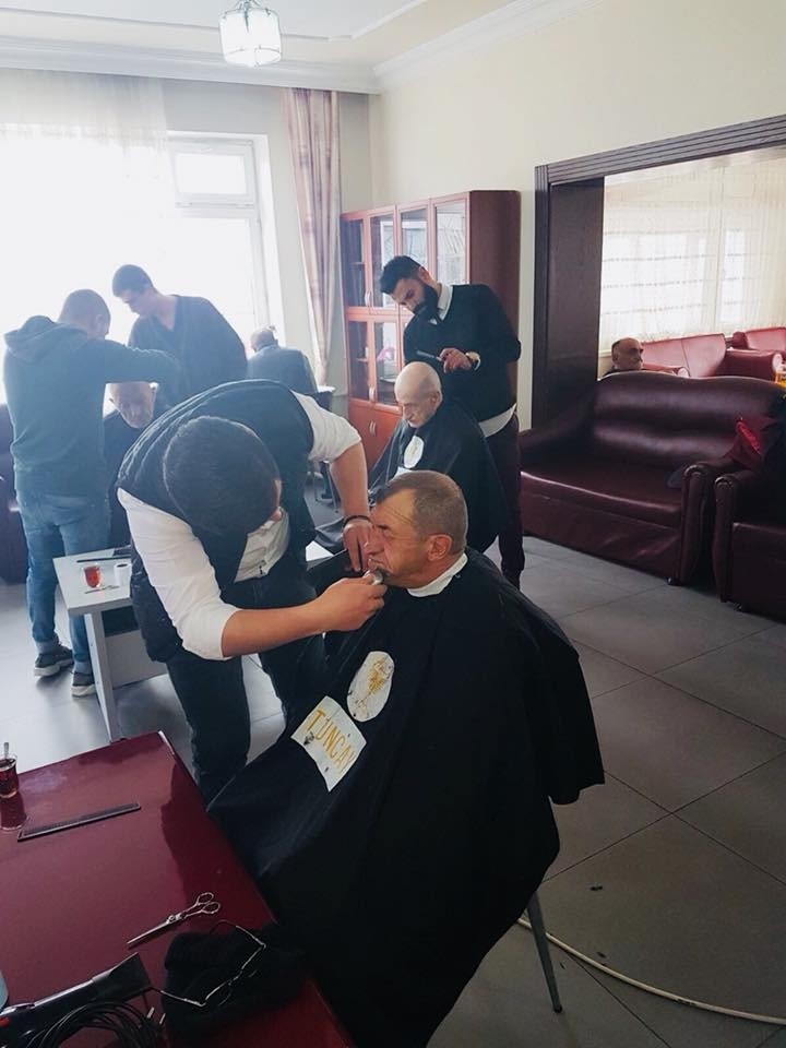 Huzurevindeki Yaşlılara Ücretsiz Kişisel Bakım Nizmeti