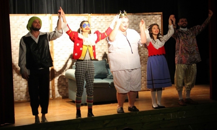 Sinop’ta “Kral Çıplak” Oyunu Sahnelendi