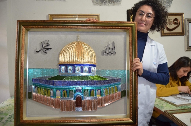 10 Kişi 1 Km Üzerinde Tel Kullanarak 3 Haftada Kubbet-üs Sahra’nın Motifini Çivilere İşlediler