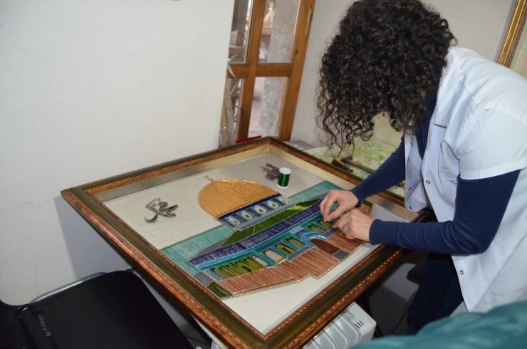 10 Kişi 1 Km Üzerinde Tel Kullanarak 3 Haftada Kubbet-üs Sahra’nın Motifini Çivilere İşlediler