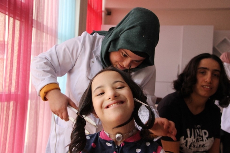 Özel Öğrencilerin Saç Bakımı Sevinci