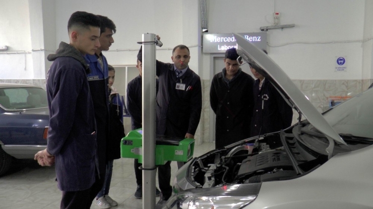Mercedes’in Laboratuvar Kurduğu Okulun Öğrencileri Mezun Olunca İşsiz Kalmıyor