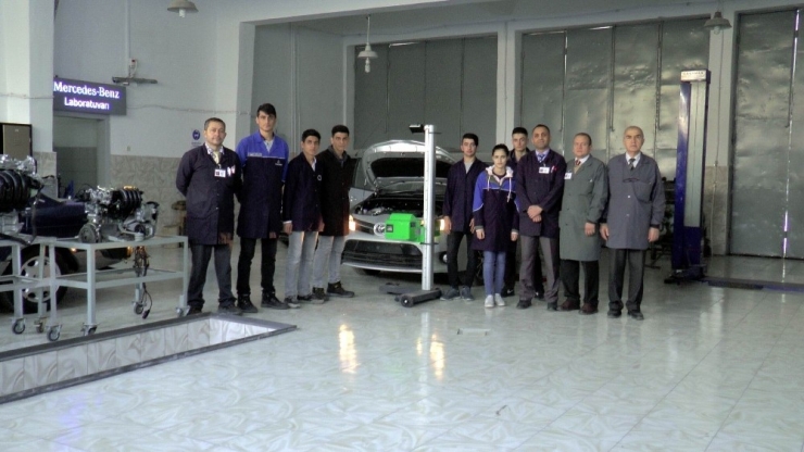 Mercedes’in Laboratuvar Kurduğu Okulun Öğrencileri Mezun Olunca İşsiz Kalmıyor