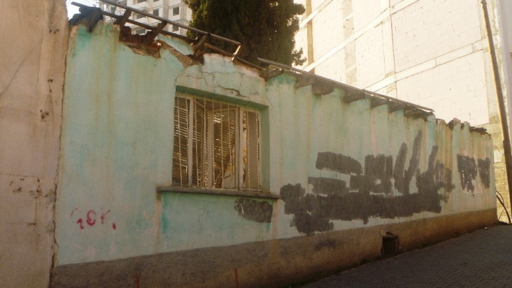 Metruk Binanın Çökmek Üzere Olan Duvarı Tehlike Saçıyor