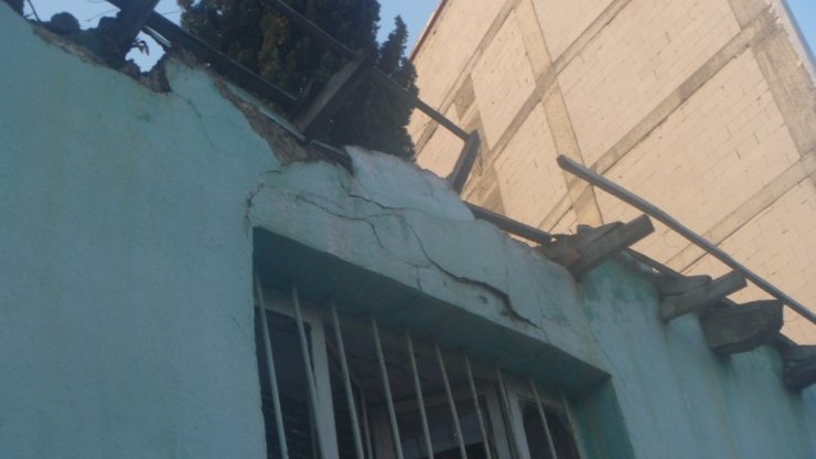 Metruk Binanın Çökmek Üzere Olan Duvarı Tehlike Saçıyor