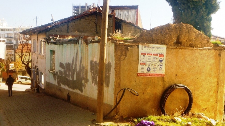 Metruk Binanın Çökmek Üzere Olan Duvarı Tehlike Saçıyor