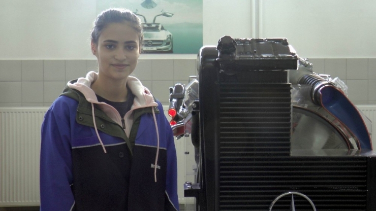 Mercedes’in Laboratuvar Kurduğu Okulun Öğrencileri Mezun Olunca İşsiz Kalmıyor