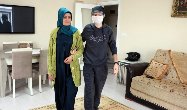 Eklem Romatizması Tedavisi İçin Gittiği Hastanede Lösemi Olduğunu Öğrendi