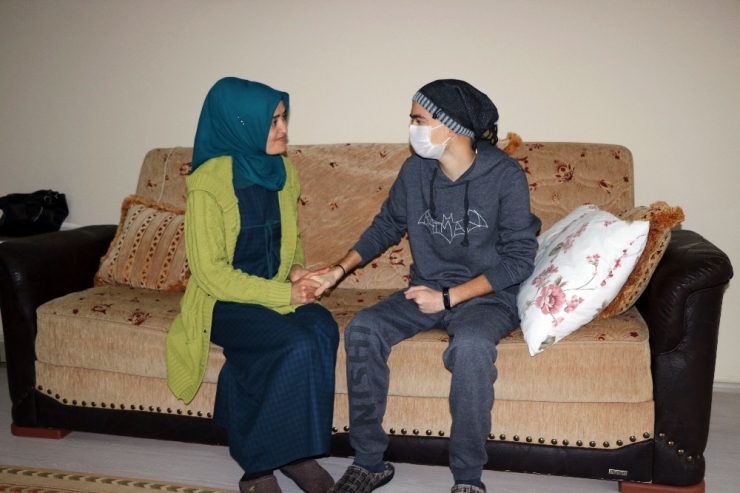 Eklem Romatizması Tedavisi İçin Gittiği Hastanede Lösemi Olduğunu Öğrendi