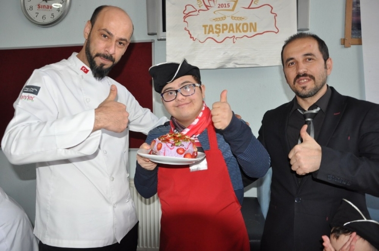 Uşak’ta Down Sendromlu Çocuklar Pasta Yaptı