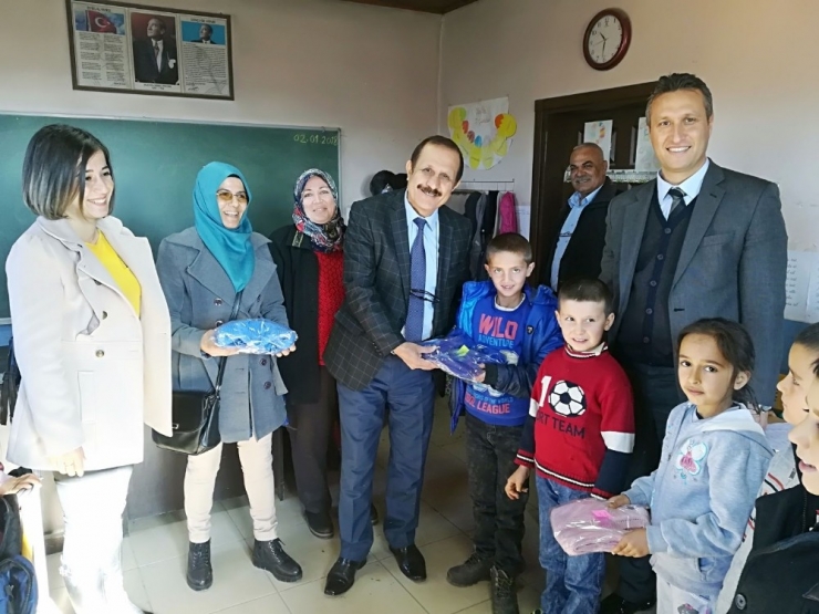 Kozan’da Halk Eğitimden Öğrencilere Giyecek Yardımı