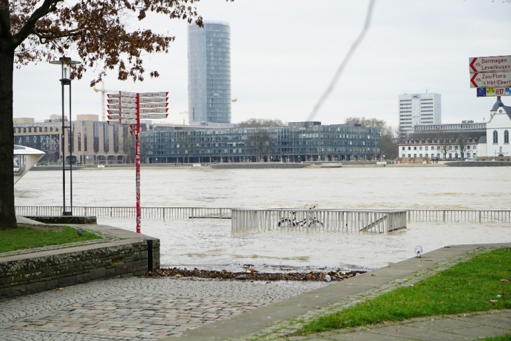 Almanya’da Ren Nehri Taştı