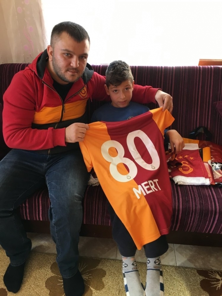 Ultraslan, Gomis Hayranı Mert Ali’yi Galatasaray Maçına Götürecek