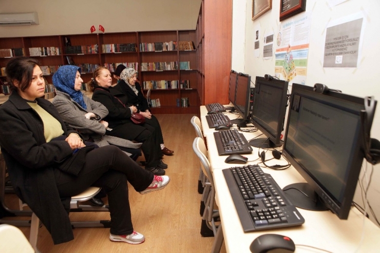 Bayraklı’nın Kütüphanelerine Tam Not