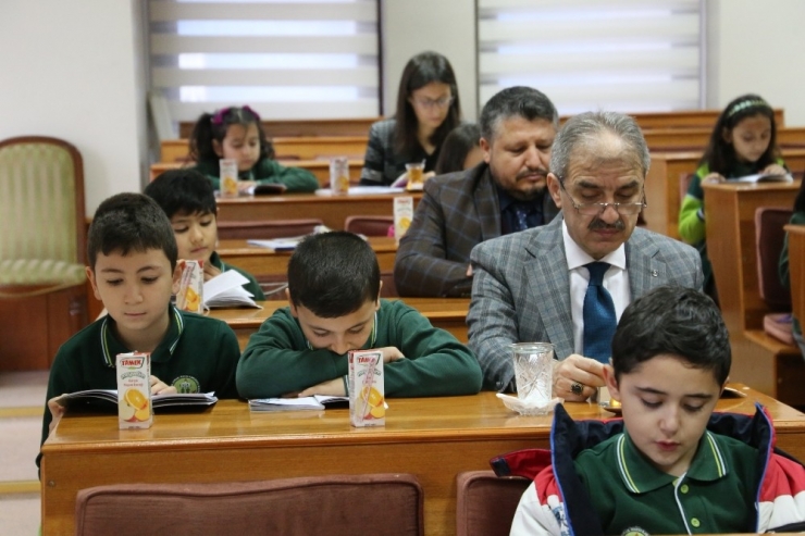 Dinç: "Kitap Okumak Boş Zaman Etkinliği Değildir”