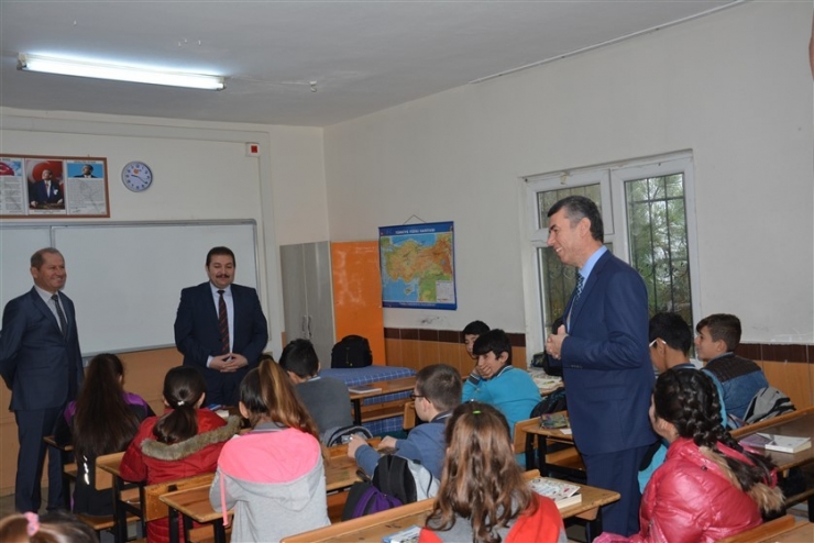 Kaymakam Sırmalı “Kitaplar, Hayatımızın Vazgeçilmez Birer Parçasıdır”