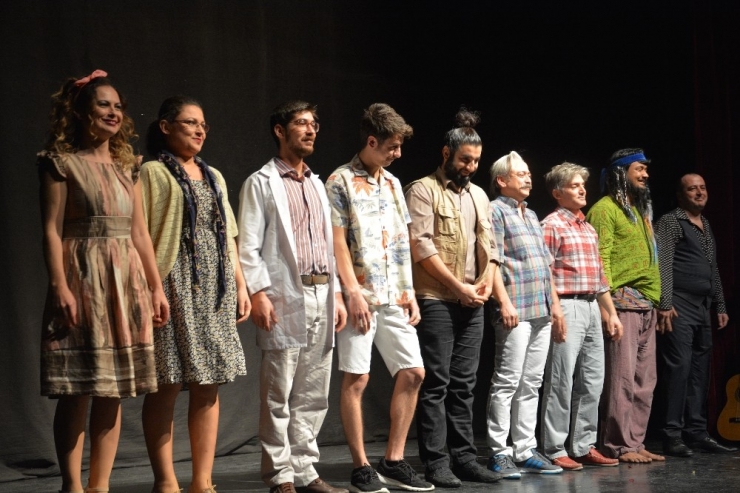 ’Berber’ Oyunu Efeler’de Ayakta Alkışlandı