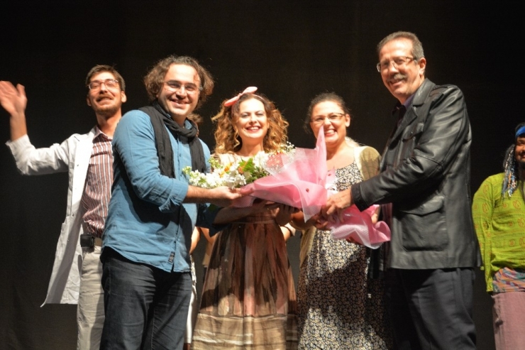 ’Berber’ Oyunu Efeler’de Ayakta Alkışlandı