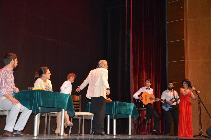 ’Berber’ Oyunu Efeler’de Ayakta Alkışlandı