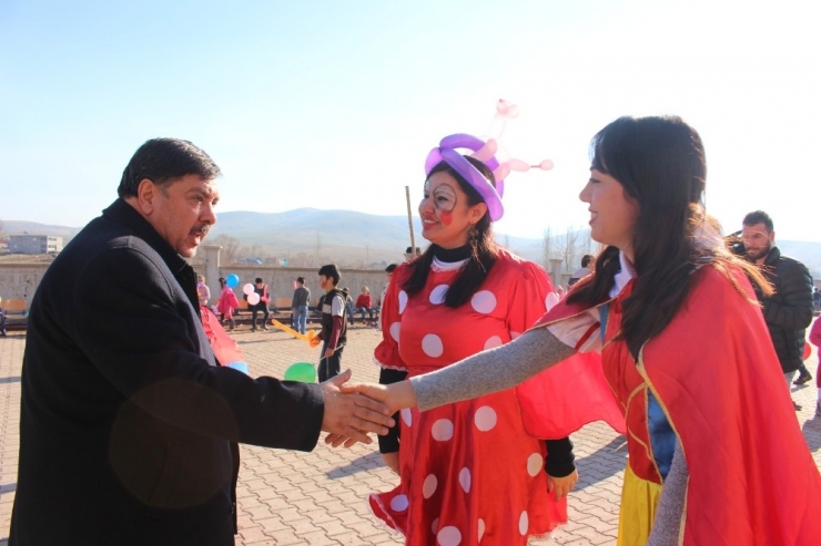 500 Kilometreden Gelip, Çocukların Gönlünü Isıttılar