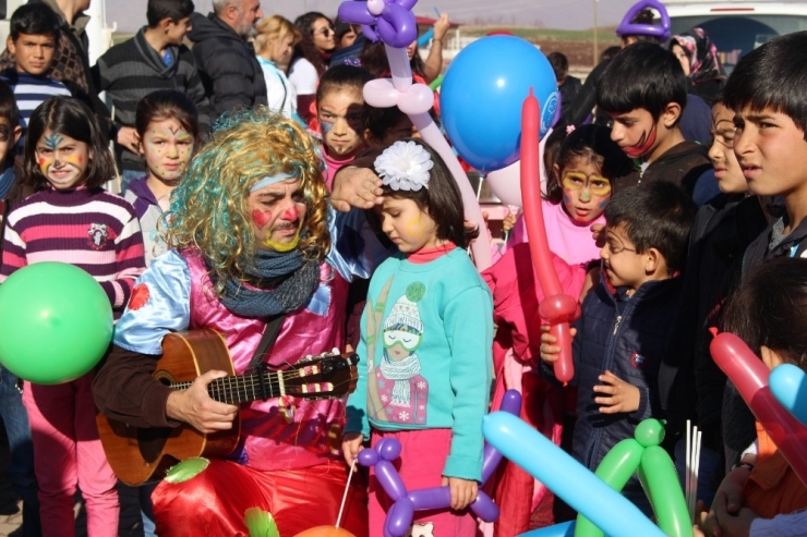 500 Kilometreden Gelip, Çocukların Gönlünü Isıttılar