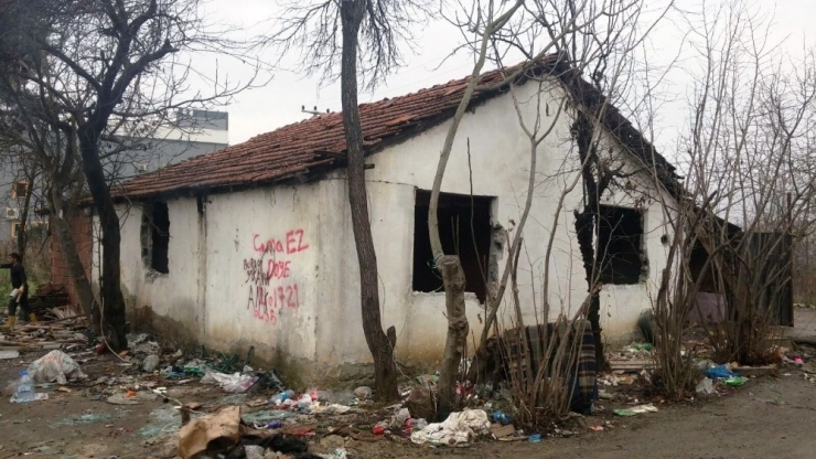 İzmit’te Metruk Binalar Yıkılıyor