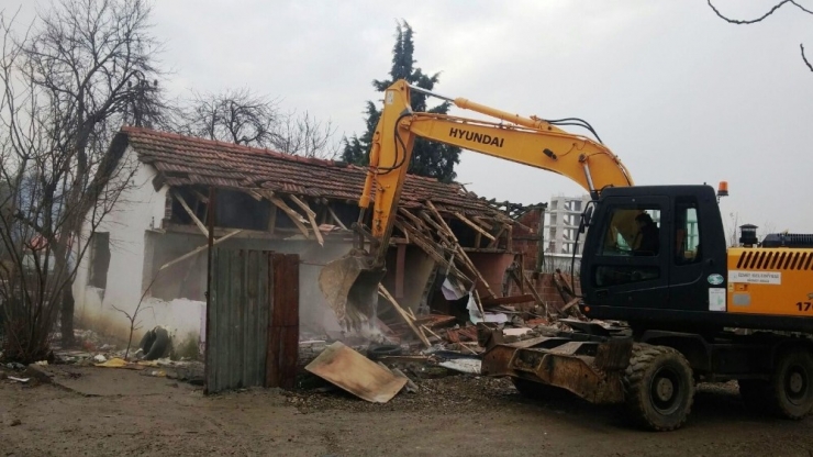 İzmit’te Metruk Binalar Yıkılıyor