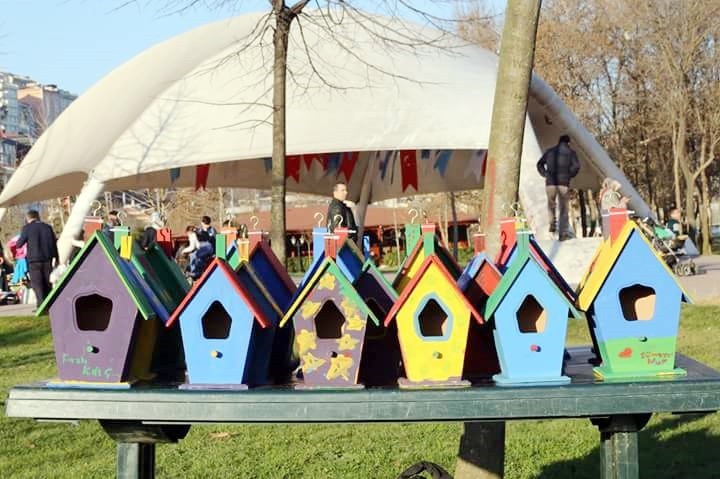 Kağıthaneli Çocuklar İlçedeki Ağaçlara Kuş Yuvaları Astı