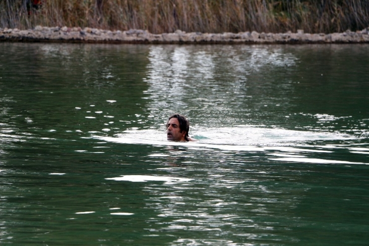 Ocak Ayında Göle Girip Şifa Arıyorlar