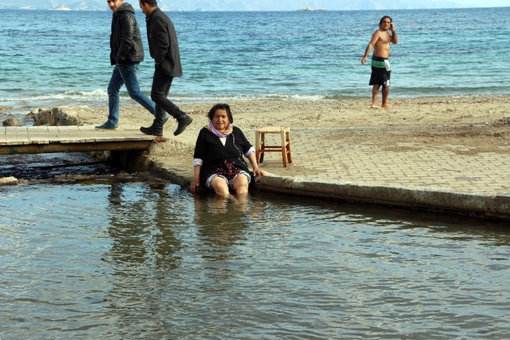 Ocak Ayında Göle Girip Şifa Arıyorlar