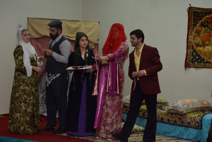 Pervari’de Tiyatroya Yoğun İlgi