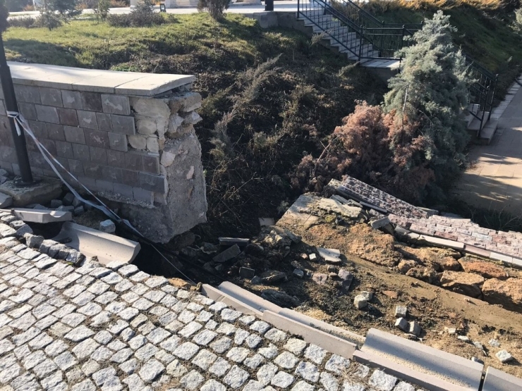 Yunus Emre Türbesi’nin Bakımsızlığı