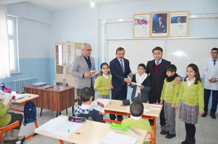 Hozat’ta Öğrencilere Yardımcı Kaynak Kitap Hediye Edildi