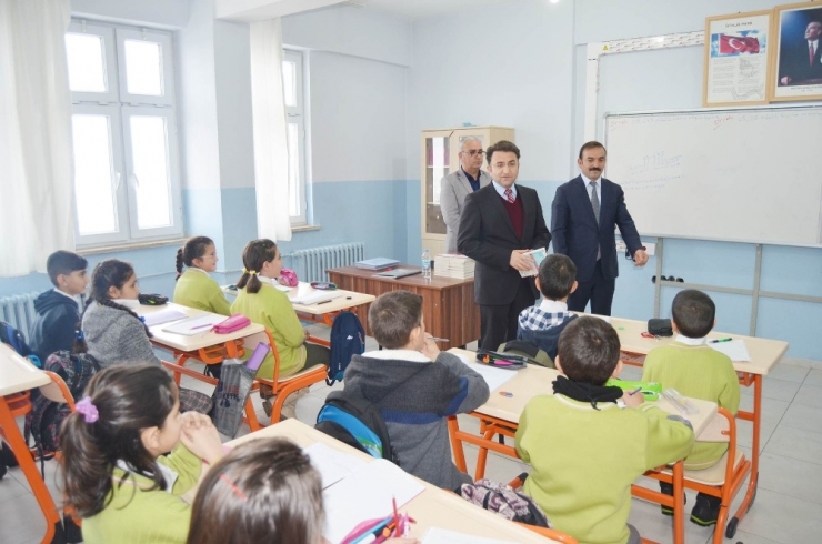 Hozat’ta Öğrencilere Yardımcı Kaynak Kitap Hediye Edildi