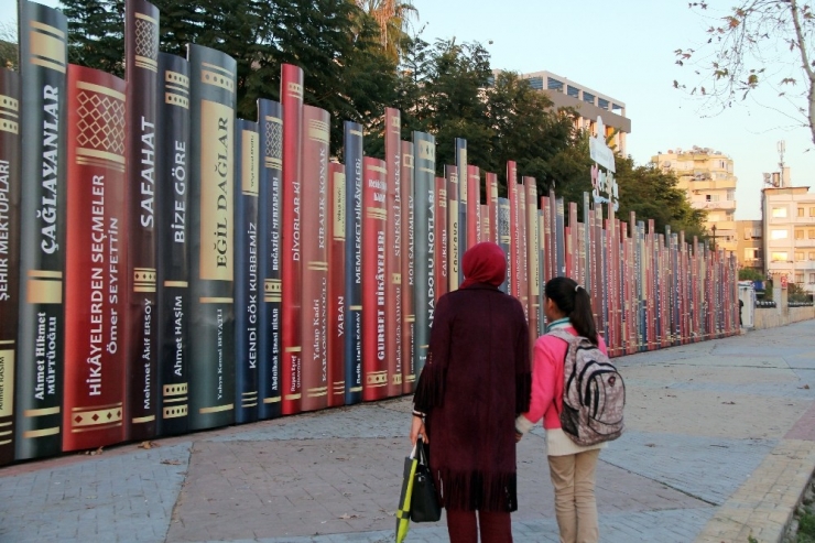 Bu Duvarı Görenler Durup Bir Daha Bakıyor