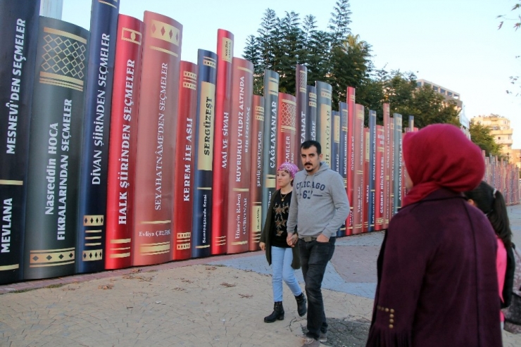 Bu Duvarı Görenler Durup Bir Daha Bakıyor