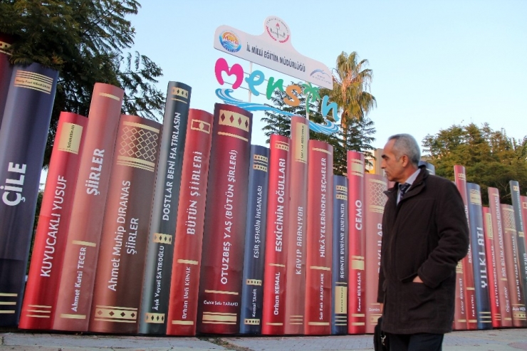 Bu Duvarı Görenler Durup Bir Daha Bakıyor