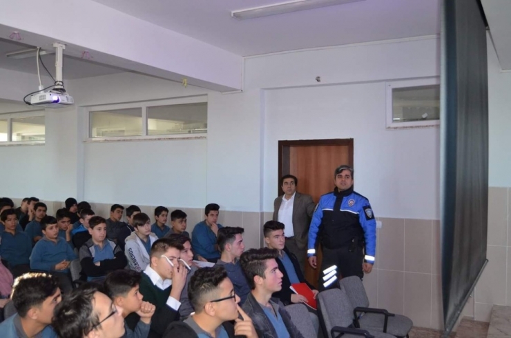 Polislerden, Öğrencilere ’Kişisel Güvenlik Ve Suçtan Korunma’ Eğitimi Verildi