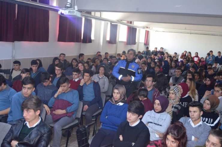 Polislerden, Öğrencilere ’Kişisel Güvenlik Ve Suçtan Korunma’ Eğitimi Verildi