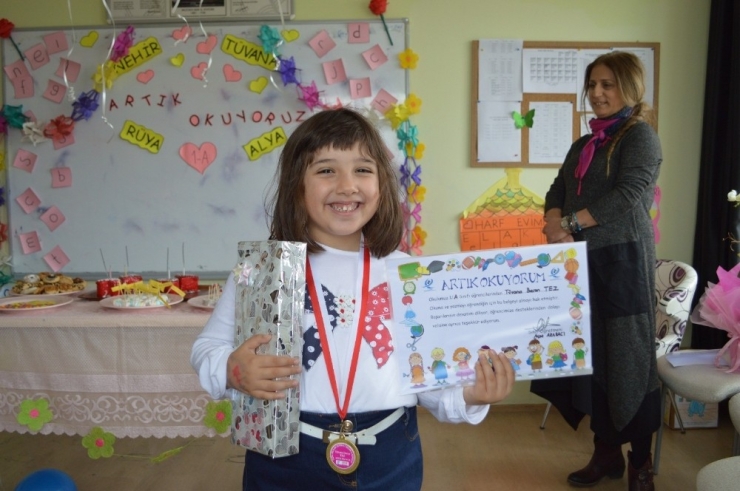 Minik Öğrencileri Okuma Bayramında Hünerleri Sergiledi