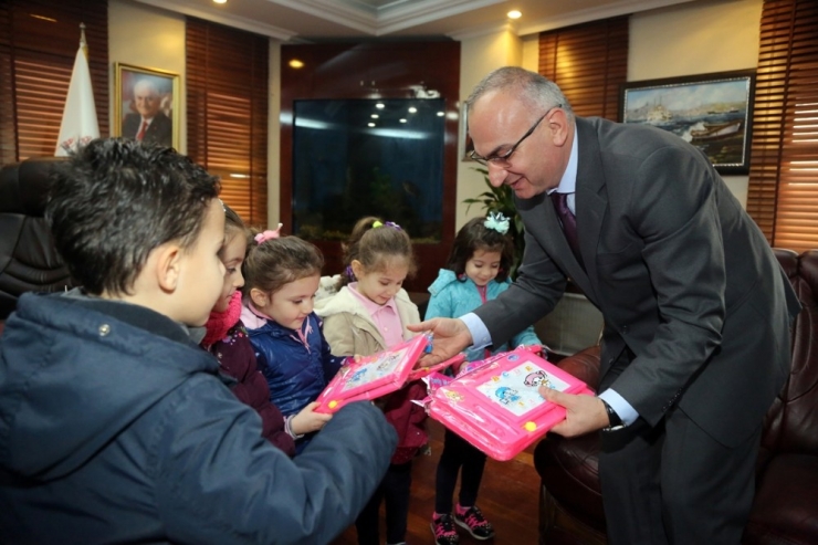 Minik Ellerden, Başkan Yılmazer’e Hediye