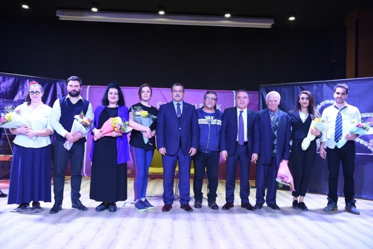 ’Dikkat! Aile Var’ Oyunu Nazım Hikmet Fuar Merkezi’nde Sergilendi