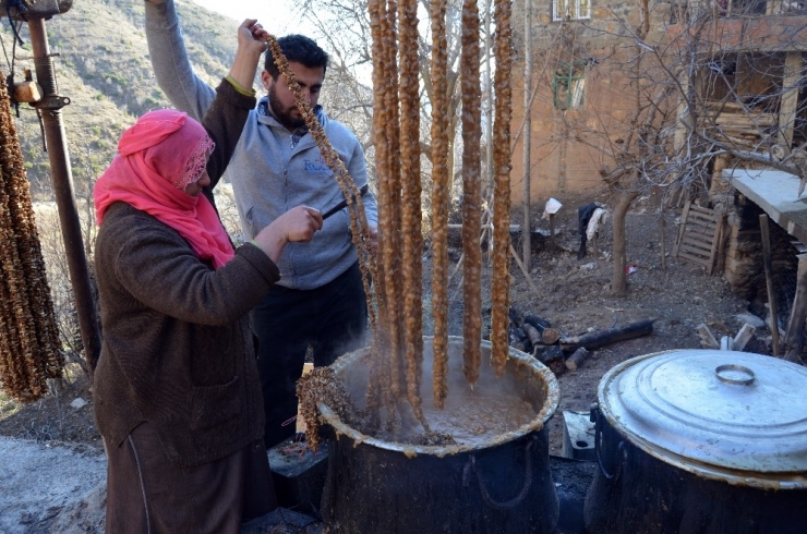 Sason’da Tonlarca Cevizli Sucuk Üretiliyor